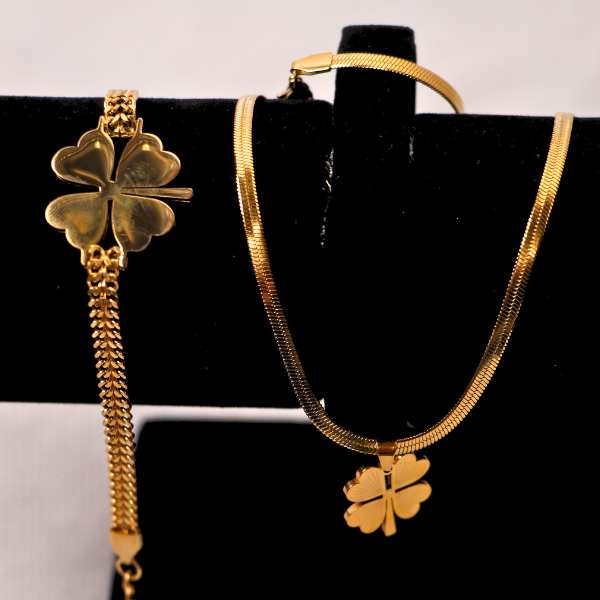Lucky Clover Pendant Necklace - Gold Herringbone Snake Chain