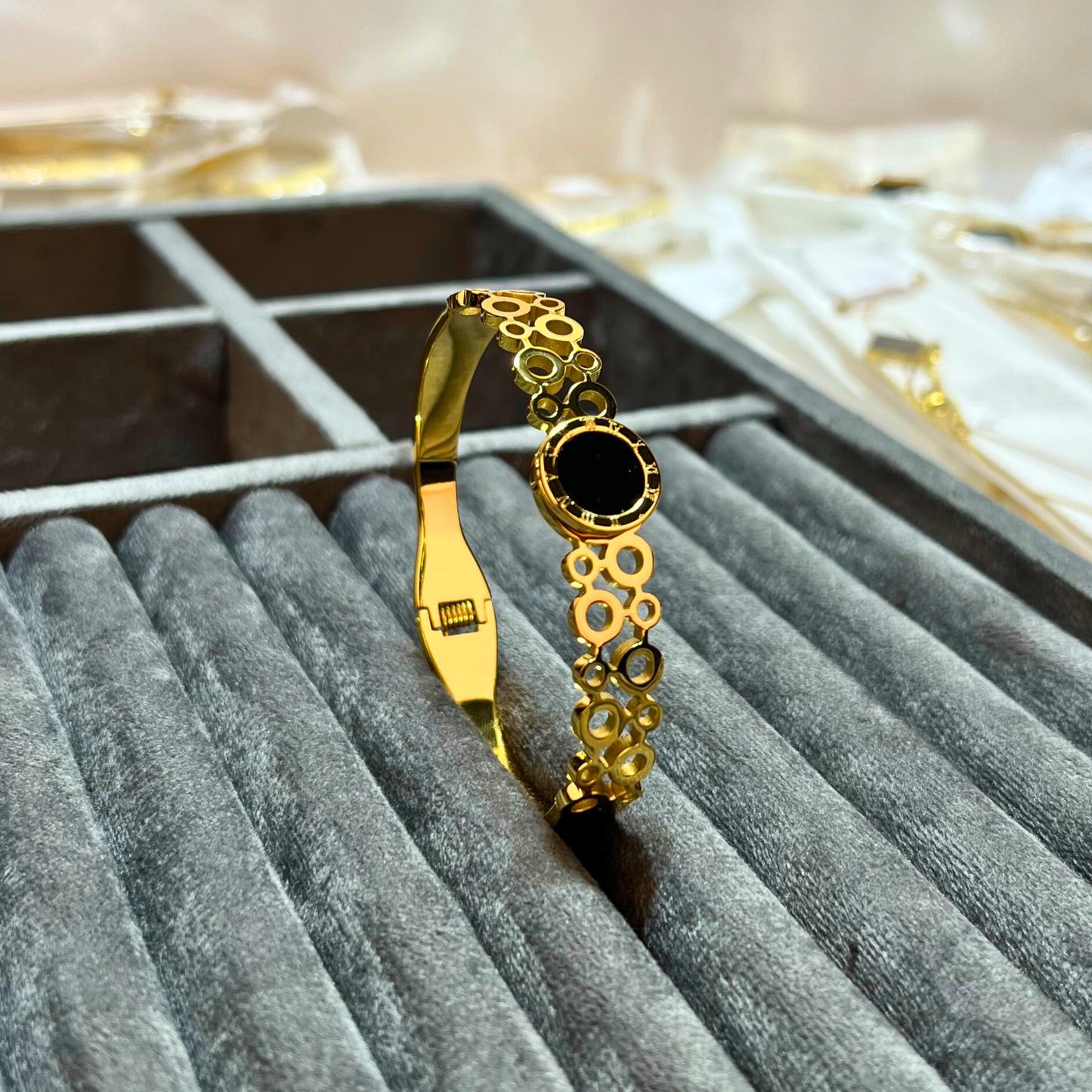 Chic Gold Openwork Kada