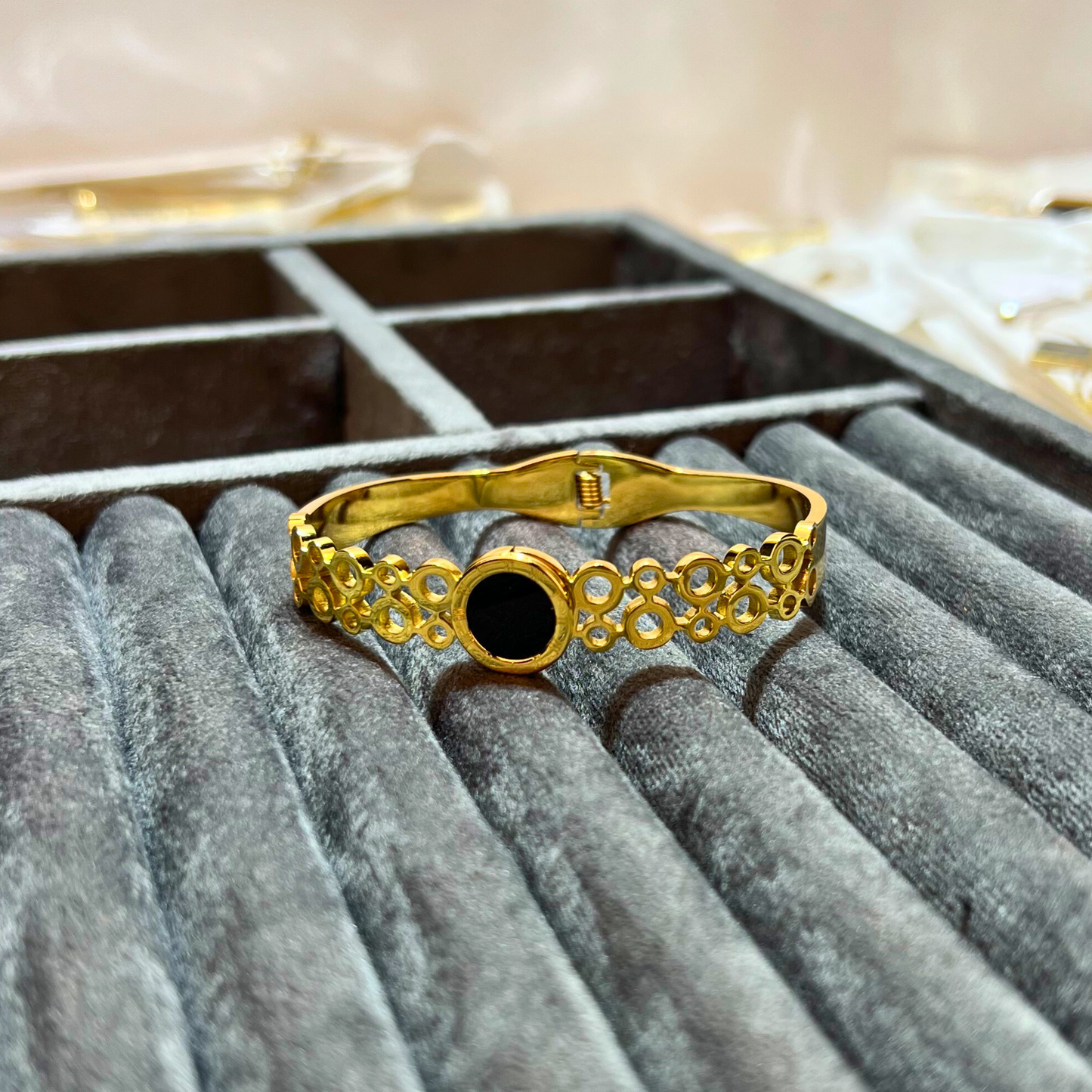 Chic Gold Openwork Kada